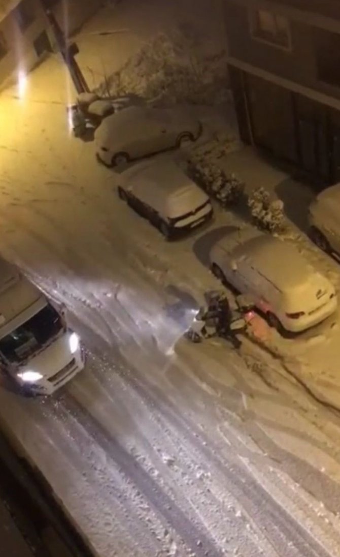 Yoğun kar yağışı nedeniyle araçlar ilerlemekte güçlük çekti