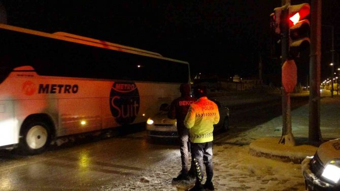 Yoğun kar yağışında sürücülere çorba ikramı