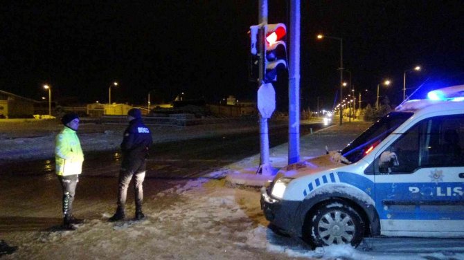 Yoğun kar yağışında sürücülere çorba ikramı