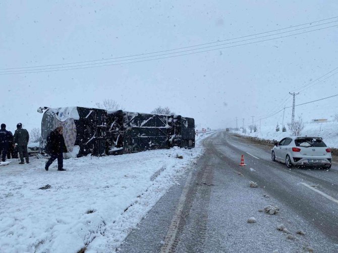 Yolcu otobüsü devrildi: 1 ölü, 38 yaralı