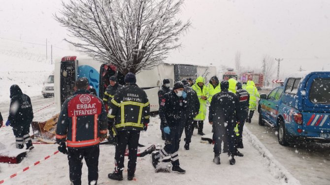 Yolcu otobüsü devrildi: 1 ölü, 38 yaralı