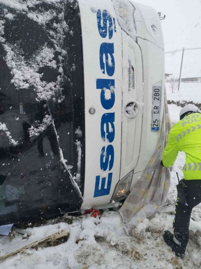 Yolcu otobüsü devrildi: 1 ölü, 38 yaralı