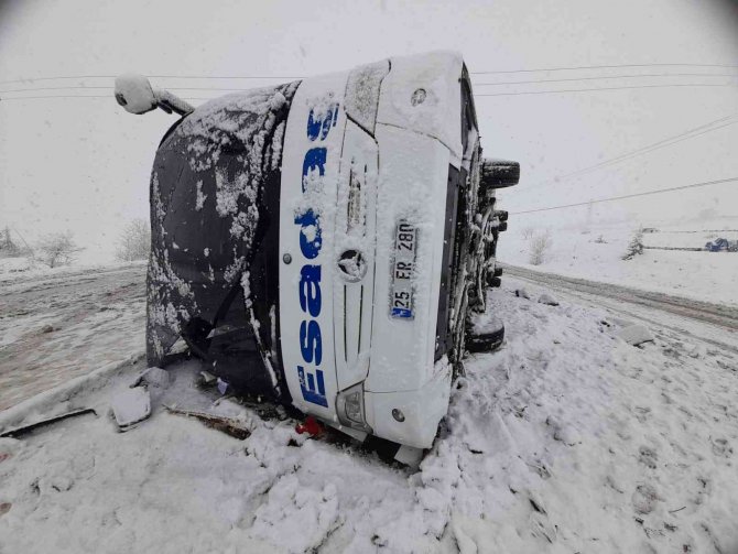 Yolcu otobüsü devrildi: 1 ölü, çok sayıda yaralı