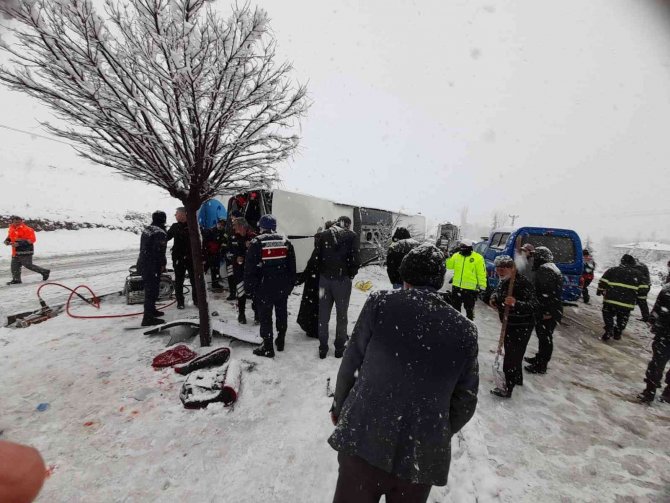Yolcu otobüsü devrildi: 1 ölü, çok sayıda yaralı