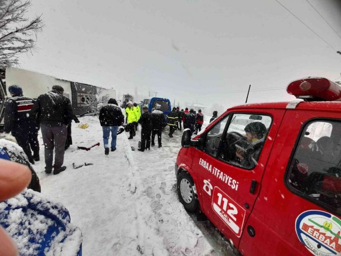 Yolcu otobüsü devrildi: 1 ölü, çok sayıda yaralı