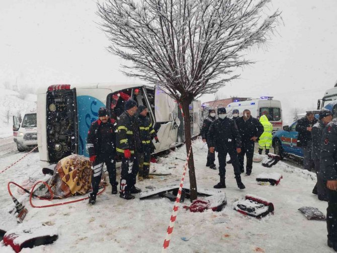 Yolcu otobüsü devrildi: 1 ölü, çok sayıda yaralı