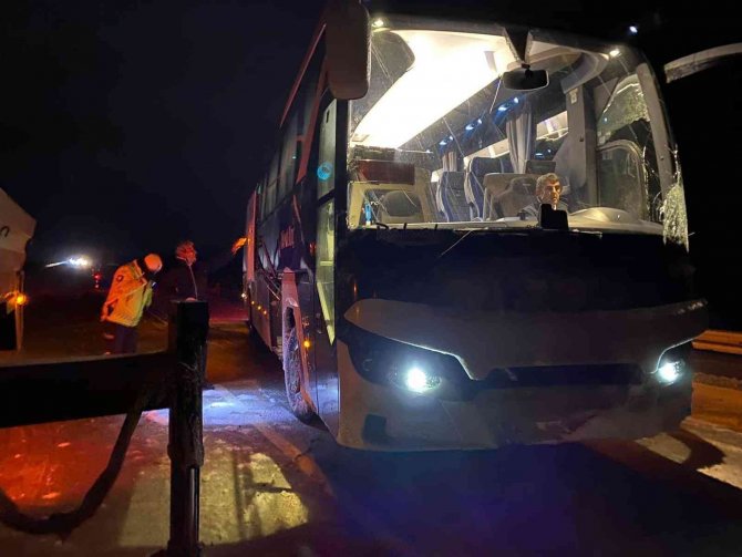 Yolcu otobüsü refüje girdi, 40 yolcu ölümden döndü