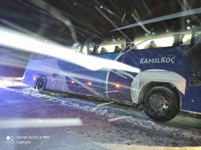 Yolcu otobüsü refüje girdi, 40 yolcu ölümden döndü