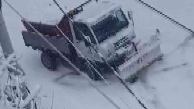 Yolda kalan araçlara vatandaşlar yardım etti