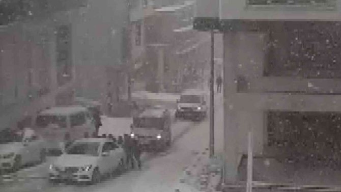 Yolda kalan araçlara vatandaşlar yardım etti