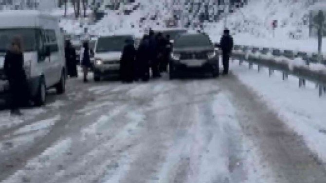 Yolda kalan araçlara vatandaşlar yardım etti