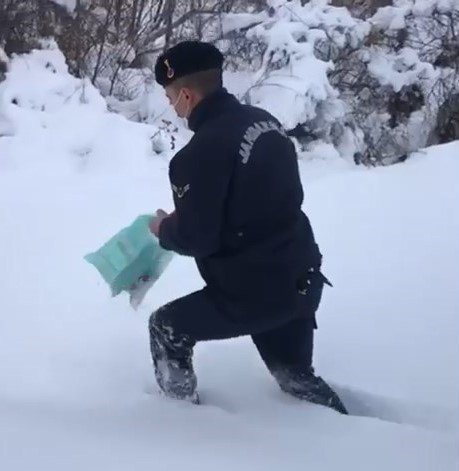 Yolu kardan kapanan köyde ilacı biten hastanın yardımına jandarma koştu