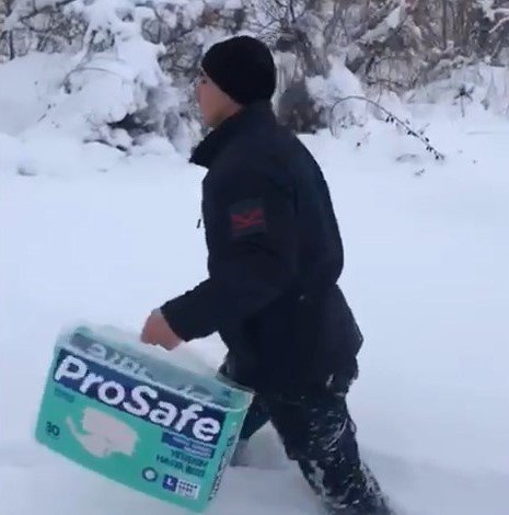 Yolu kardan kapanan köyde ilacı biten hastanın yardımına jandarma koştu