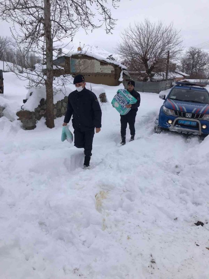 Yolu kardan kapanan köyde ilacı biten hastanın yardımına jandarma koştu