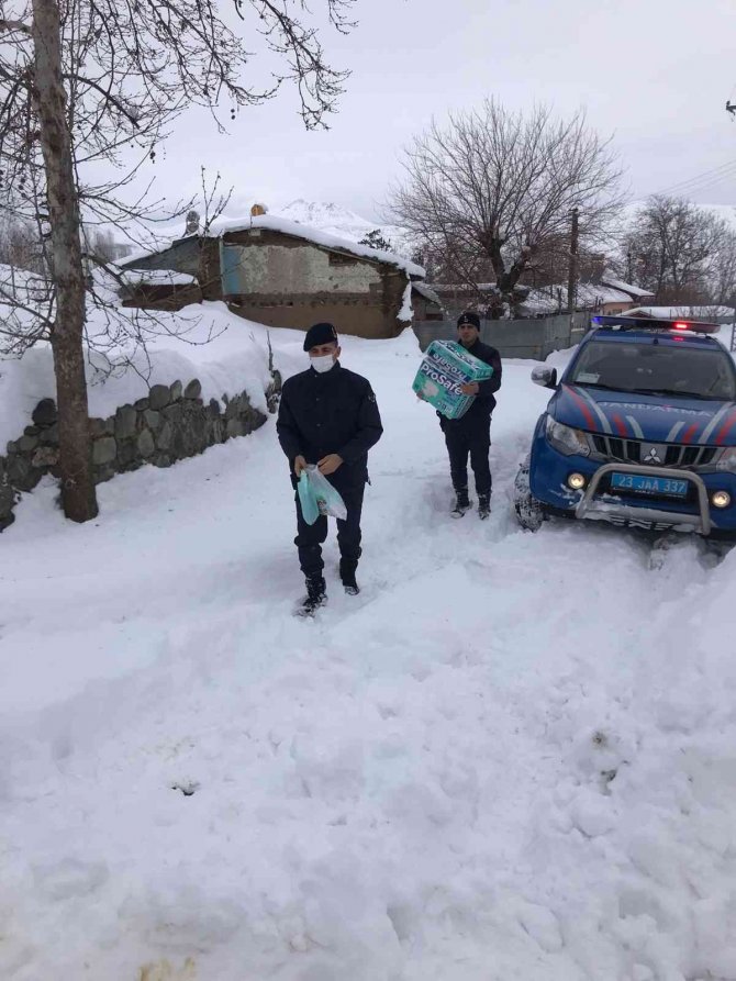 Yolu kardan kapanan köyde ilacı biten hastanın yardımına jandarma koştu