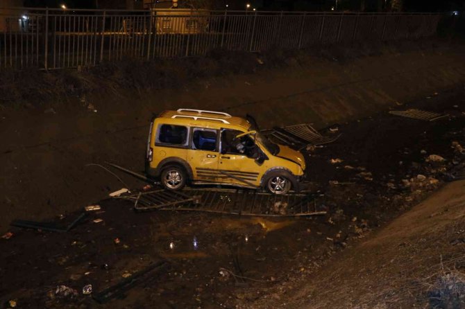 Adana’da hafif ticari araç sulama kanalına düştü: 3 yaralı