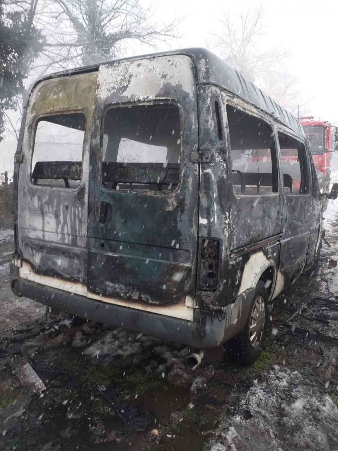 Alev alan minibüs küle döndü