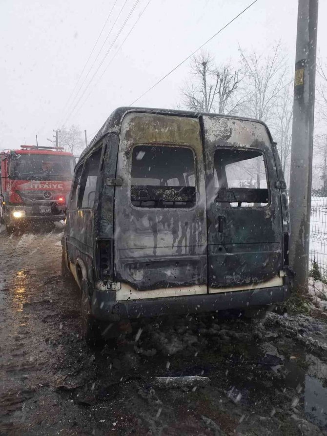 Alev alan minibüs küle döndü