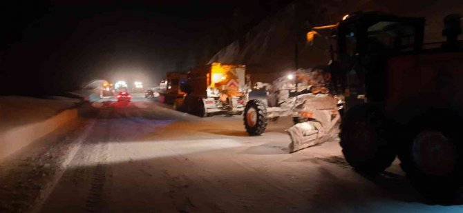 Antalya-Konya karayoluna çığ düştü, 3 metrelik kar kütleleri yolu kapladı