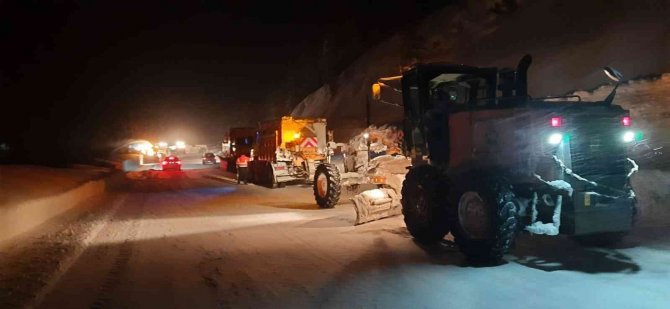 Antalya-Konya karayoluna çığ düştü, 3 metrelik kar kütleleri yolu kapladı