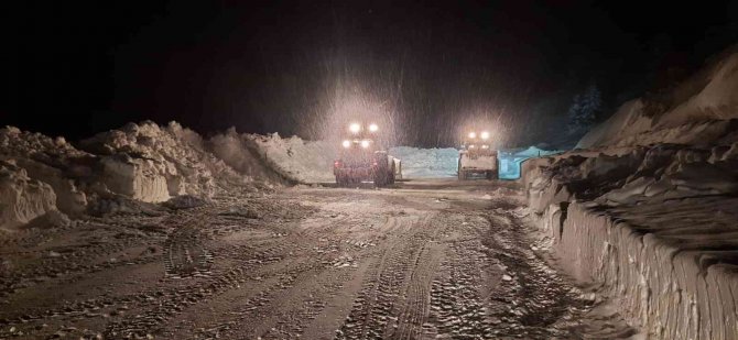 Antalya-Konya karayoluna çığ düştü, 3 metrelik kar kütleleri yolu kapladı