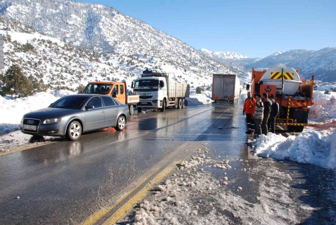 Antalya-Konya karayolunda kar esareti sona erdi
