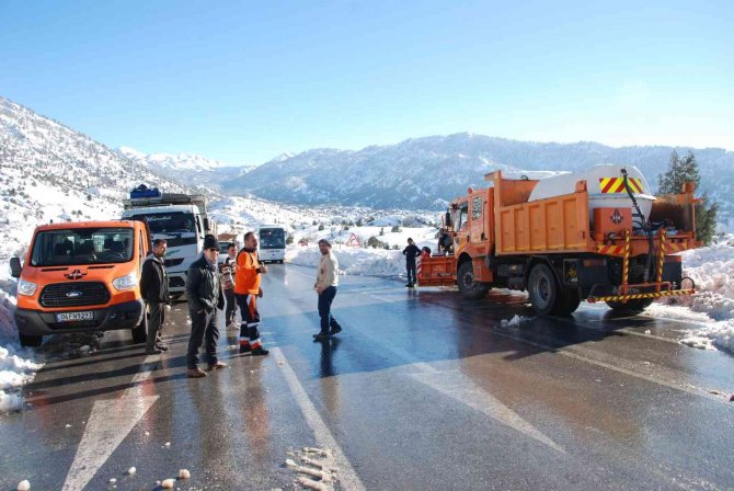 Antalya-Konya karayolunda kar esareti sona erdi
