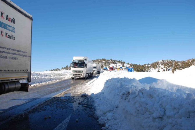 Antalya-Konya karayolunda kar esareti sona erdi