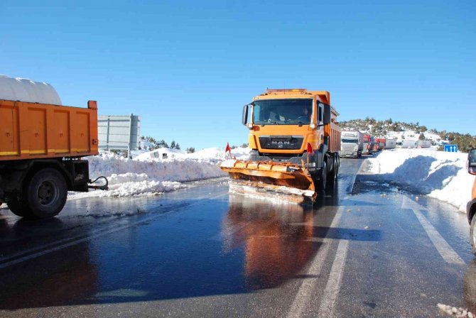 Antalya-Konya karayolunda kar esareti sona erdi