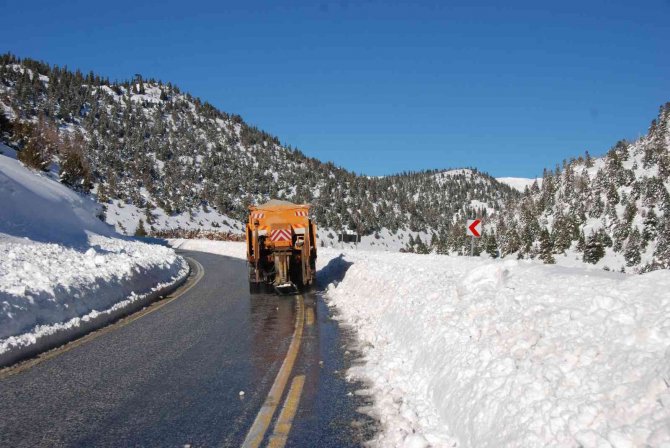 Antalya-Konya karayolunda kar esareti sona erdi