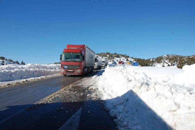Antalya-Konya karayolunda kar esareti sona erdi
