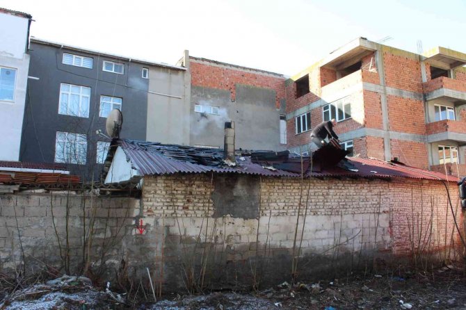 Bacada çıkan yangın korkuttu