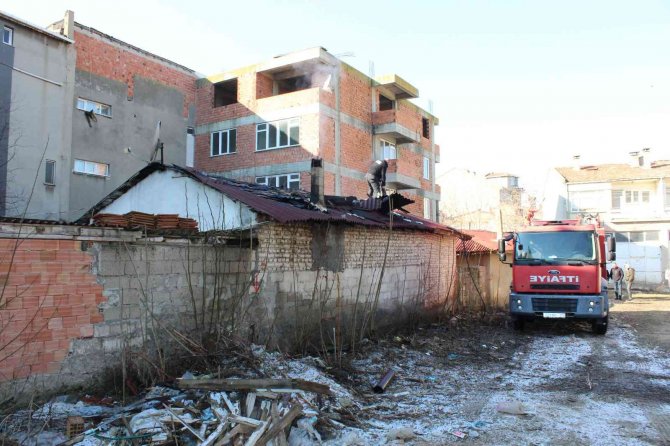 Bacada çıkan yangın korkuttu