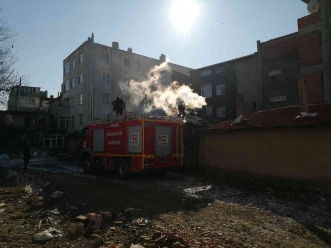 Bacada çıkan yangın korkuttu