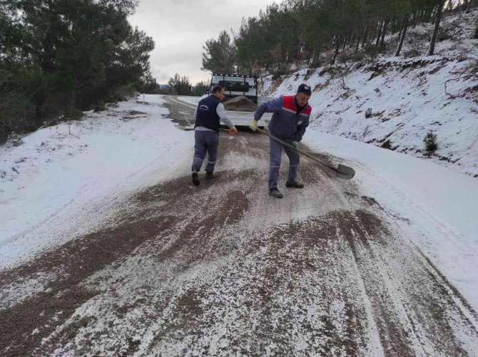 Burhaniye’de kırsal yollar tuzlanıyor