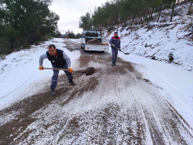 Burhaniye’de kırsal yollar tuzlanıyor
