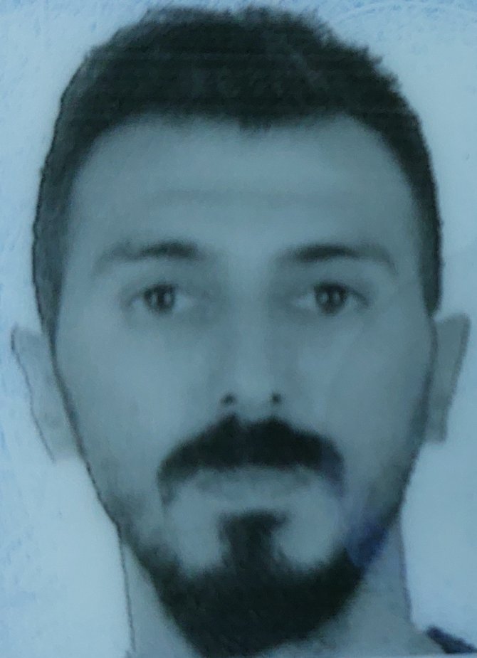 Daha önce kendisini darp eden arkadaşını aracının içinde öldürdü