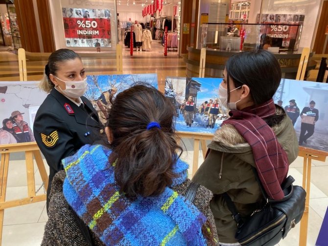 Depremzedelere yardım fotoğrafları sergilendi