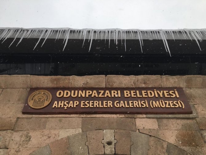 Dondurucu soğukların ardından tehlikeli buz sarkıtları