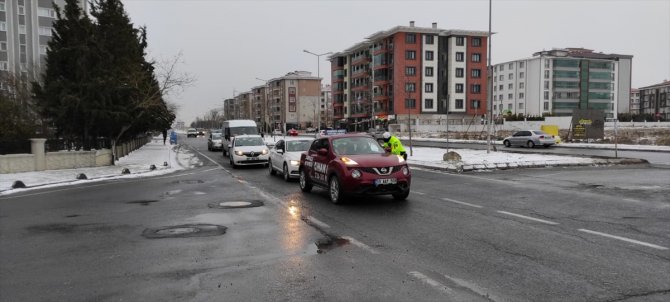 Kar yağışı nedeniyle sürücülerin Trakya'dan İstanbul'a gidişine izin verilmiyor