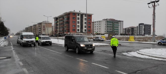 Kar yağışı nedeniyle sürücülerin Trakya'dan İstanbul'a gidişine izin verilmiyor