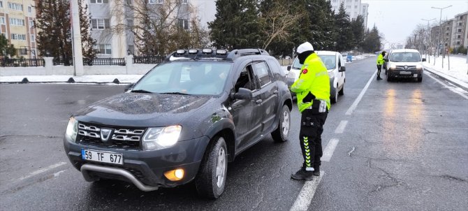 Kar yağışı nedeniyle sürücülerin Trakya'dan İstanbul'a gidişine izin verilmiyor
