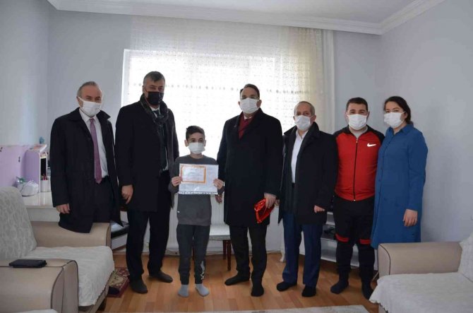 Evde eğitim alan öğrencilerin karne sevinci