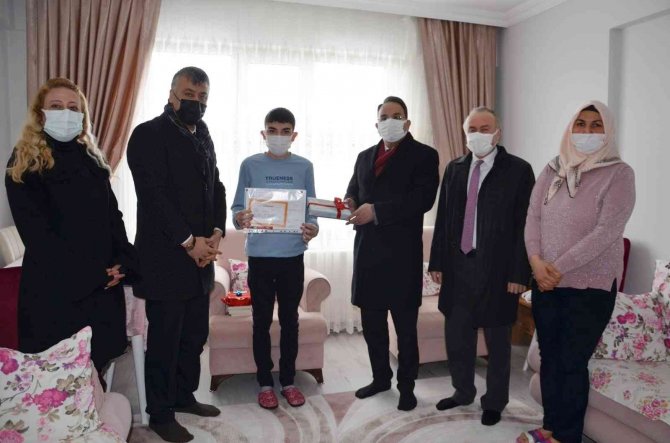 Evde eğitim alan öğrencilerin karne sevinci