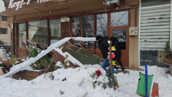 Gaziantep’te çatıdan düşen karlar iş yerlerine zarar verdi