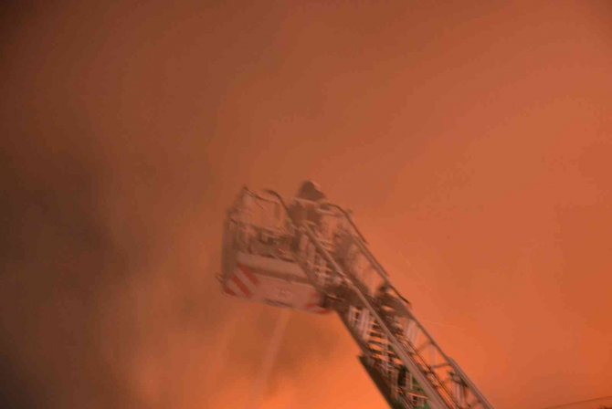 Gecenin karanlığını alevler aydınlattı