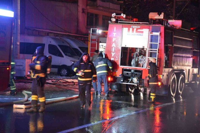 Gecenin karanlığını alevler aydınlattı