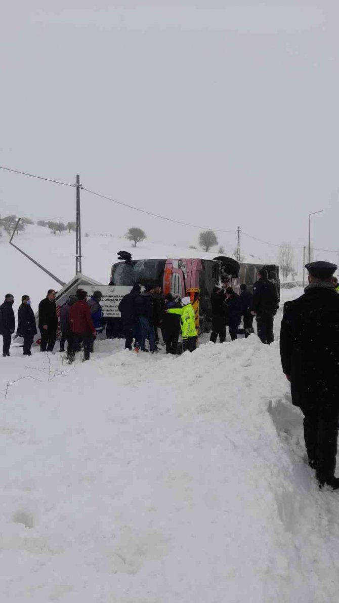 Giresun’da yolcu otobüsü karlı ve buzlu yolda şarampole yuvarlandı: 1’i ağır 10 yaralı