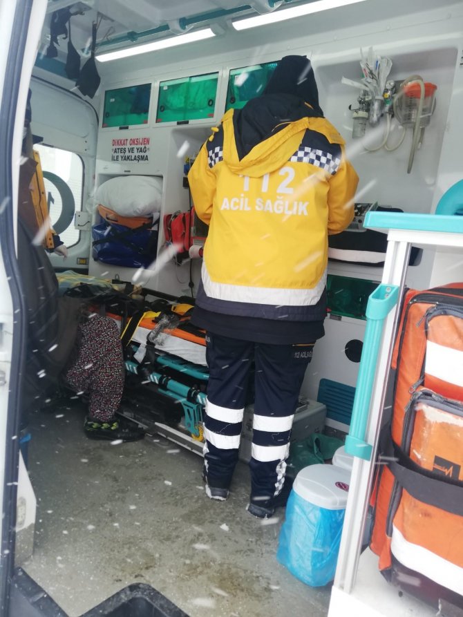 Hastalanan yaşlı kadını karla mücadele ekipleri hastaneye yetiştirdi