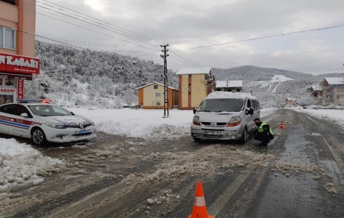 Jandarmadan kış lastiği denetimi